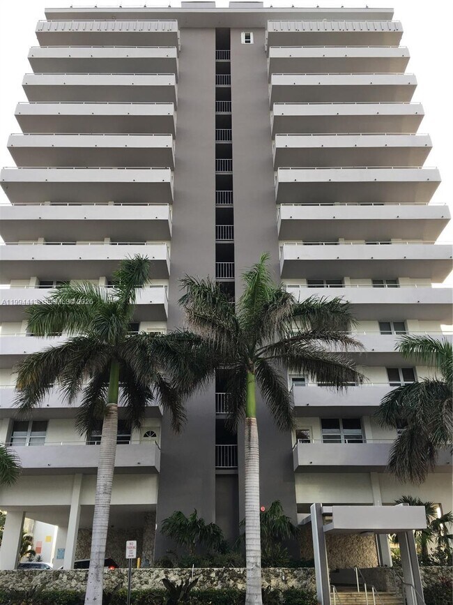 Foto del edificio - 9225 Collins Ave