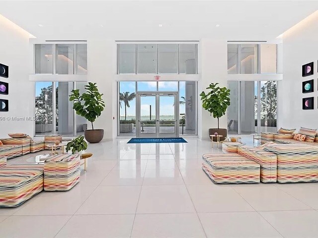 Salón Bay - 700 NE 26th Ter
