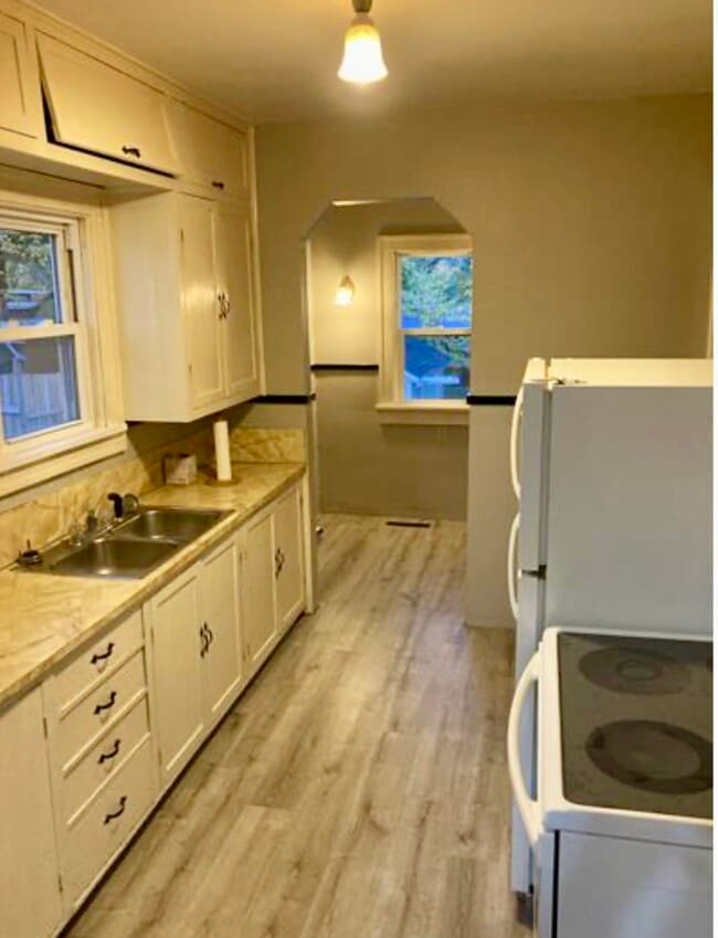 Building Photo - 630 W 7th Ave