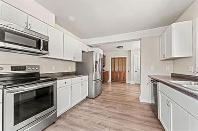 Building Photo - Gorgeous Victorian 4-bedroom home with Garage in Oshkosh! PETS WELCOME