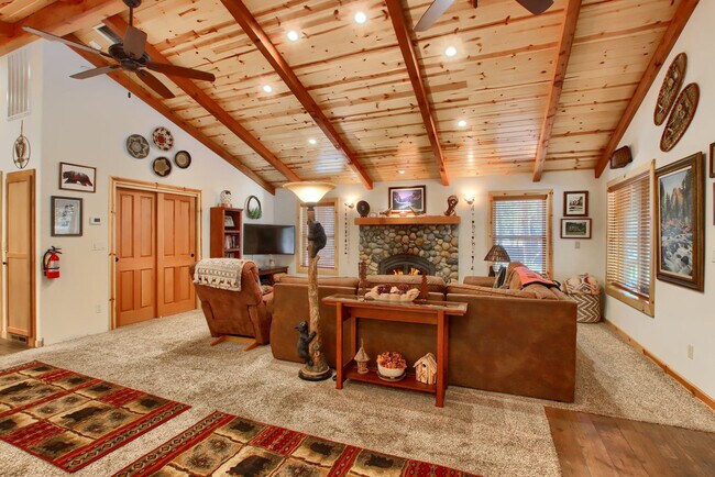Building Photo - 8026 Larkspur Ln