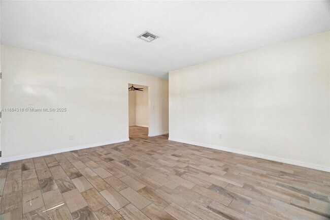 Foto del edificio - 838 NW 10th Ave