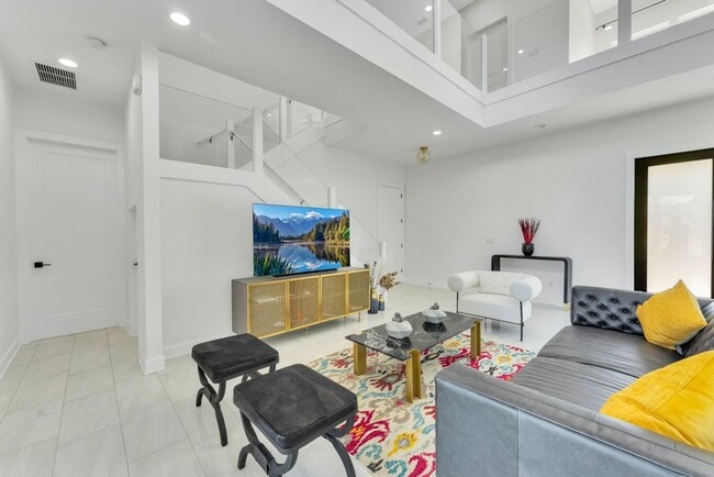 Building Photo - Luxurious, Contemporary Home in The Estate...