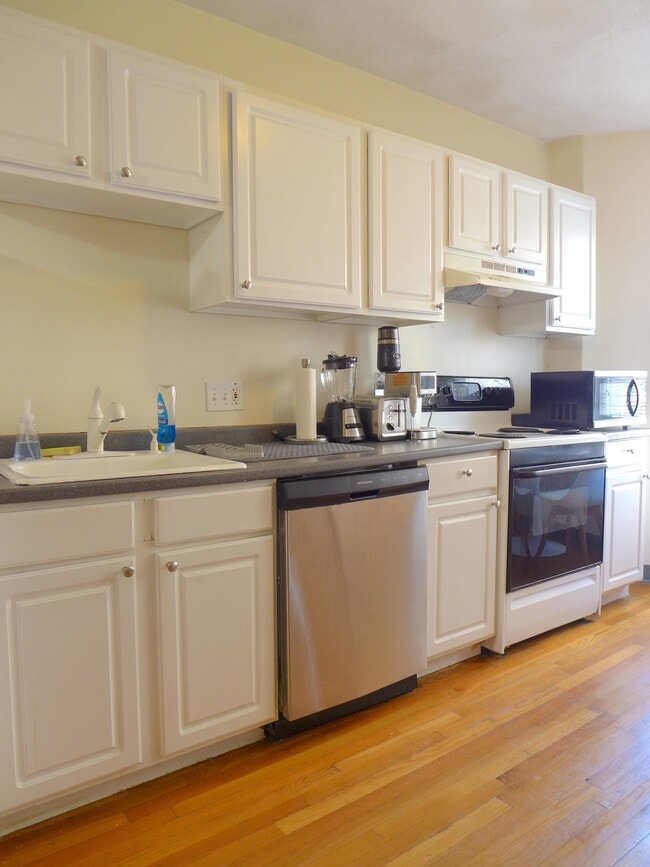 Building Photo - 15 Eldora St