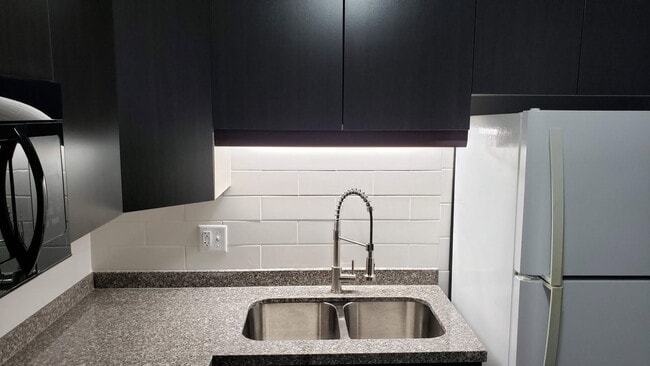 Building Photo - 2219