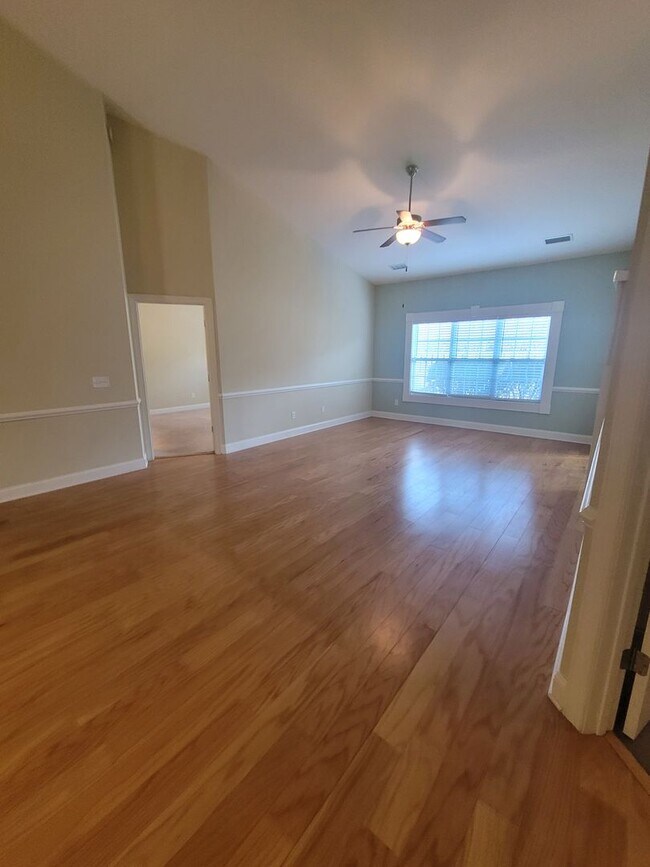 Foto del edificio - This 3 bedroom 2.5 bath brick townhouse with one car garage is located in Westgate Shoreline subd...
