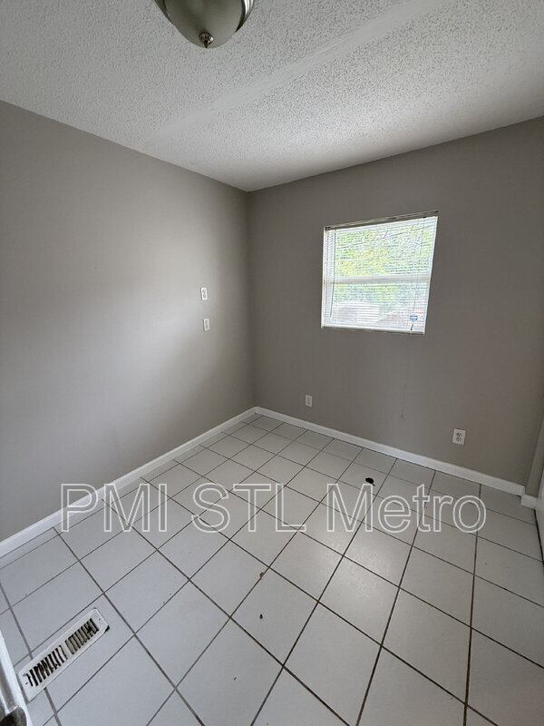 Building Photo - 10342 Ross Cir
