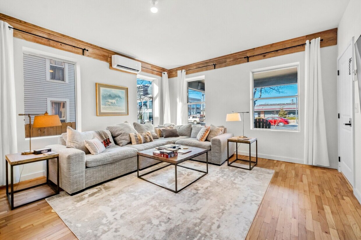 Foto principal - 208 N College Ave