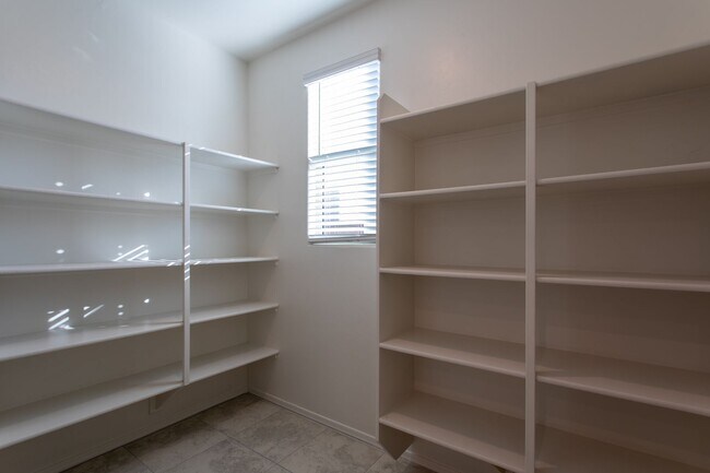 Foto del edificio - New 4 bedroom 2.5 bath