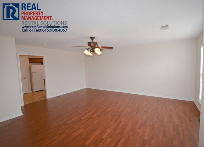 Foto del edificio - Wonderful 3BR/2.5BA in LaVergne w/ attached garage and back deck!