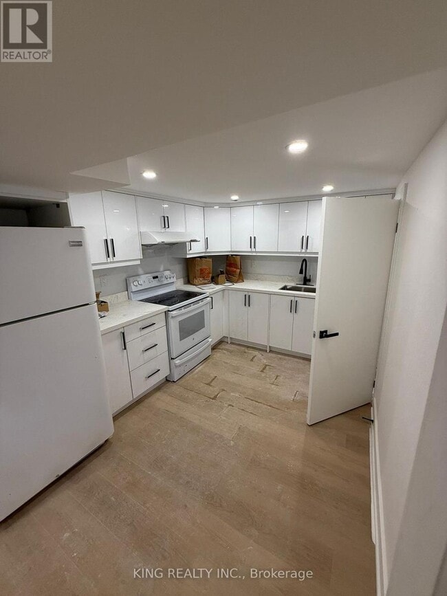 Building Photo - 650 Mountview Pl