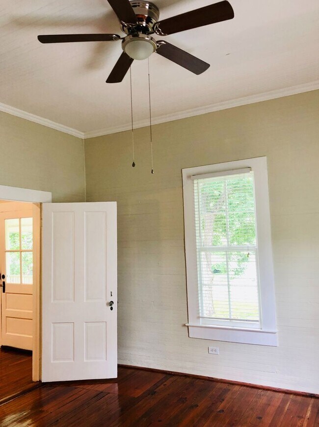 Foto del edificio - Plum Street-3 bedroom/2 bath home with large rocking chair front porch!