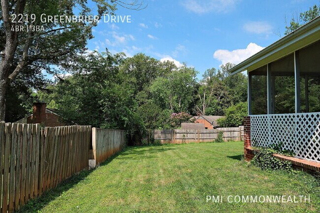 Foto del edificio - 2219 Greenbrier Dr