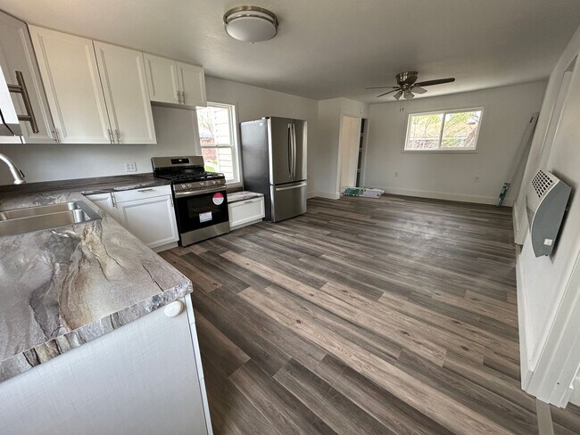 Building Photo - 3 Bedroom 1 Bath Beautiful House with Fenc...