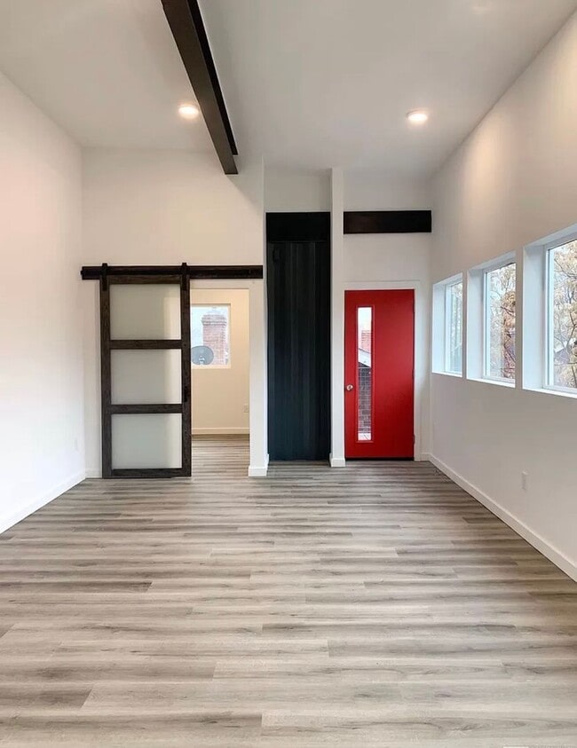 Building Photo - 451 Holcomb Ave