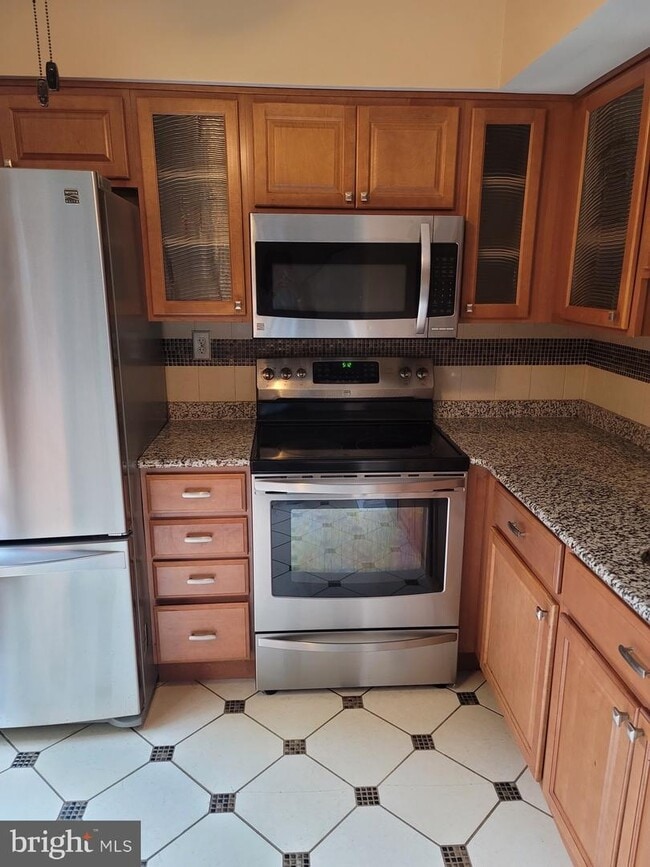 Building Photo - 2402 W Rosecroft Village Cir