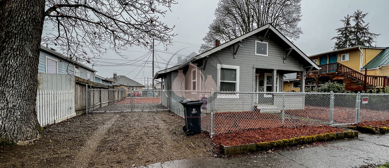 Foto principal - Adorable Craftsman Home in SE Salem