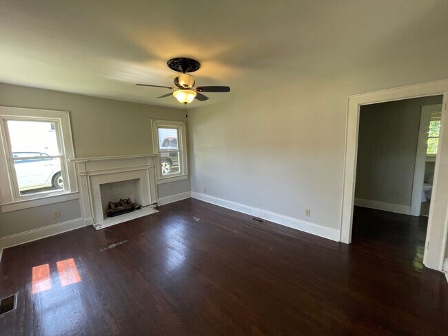 Foto del edificio - Freshly painted 2 bedroom 1 bathroom house...