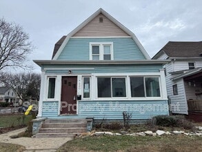 Building Photo - 930 3rd St