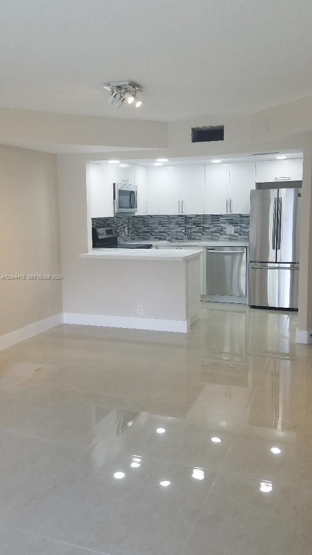 Foto del edificio - 8290 Lake Dr