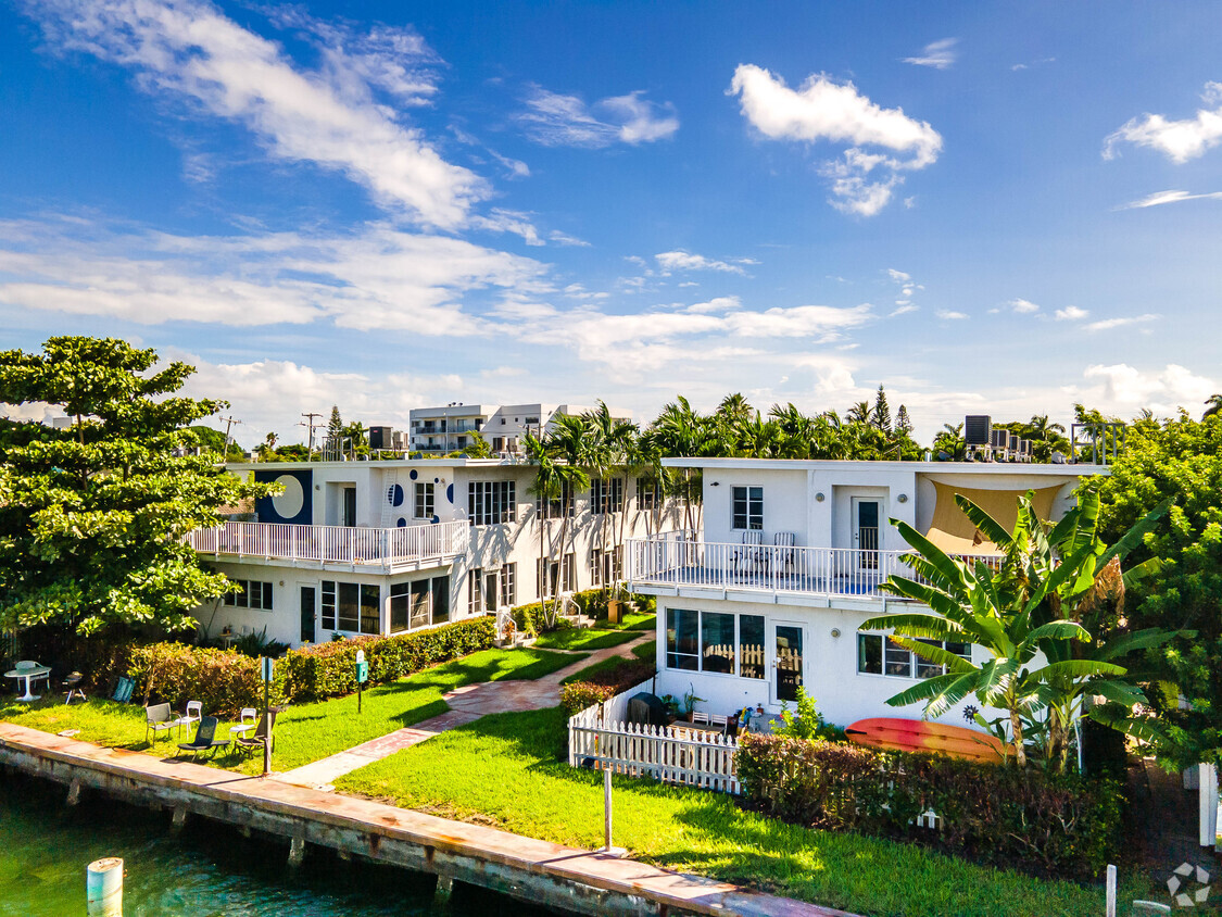 Building Photo - Bayview Townhomes