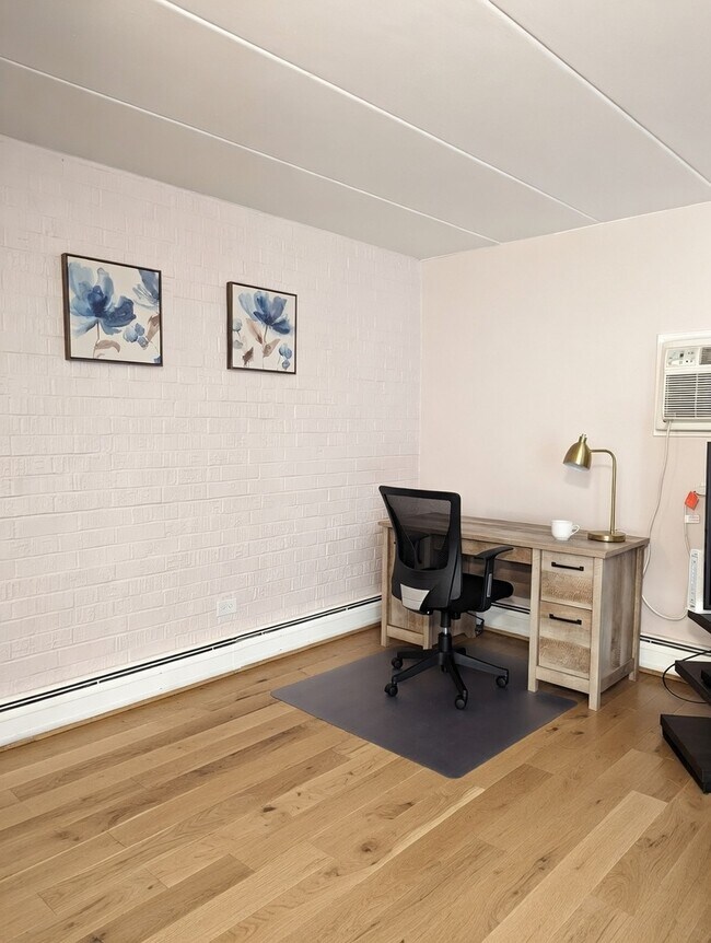 Building Photo - 204 E Bailey Rd