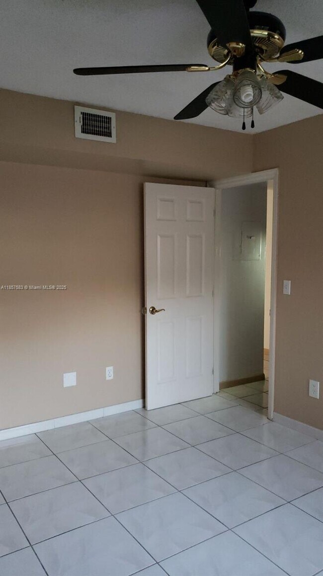 Foto del edificio - 2675 W 66th St