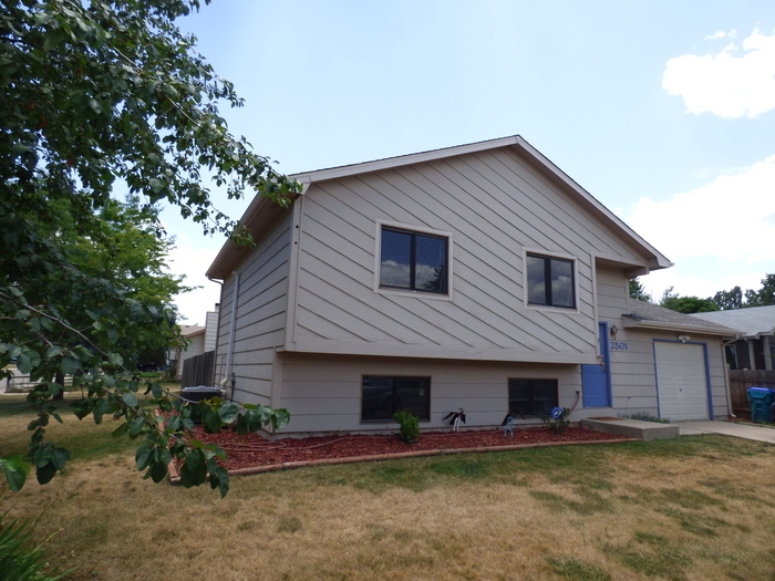 Primary Photo - Charming 3 Bed/2 Bath Bi-Level Home Near t...