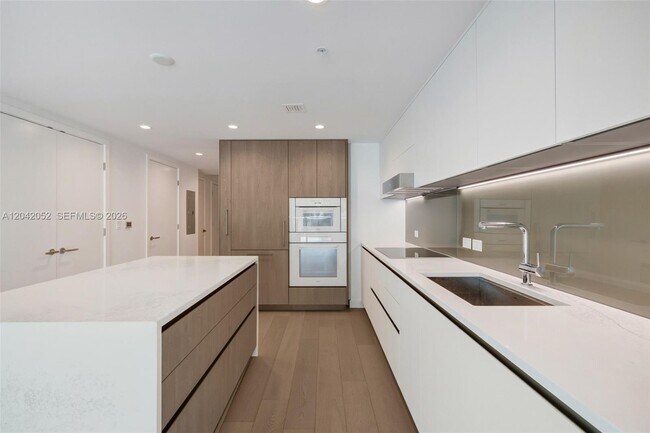 Foto del edificio - 9221 E Bay Harbor Dr