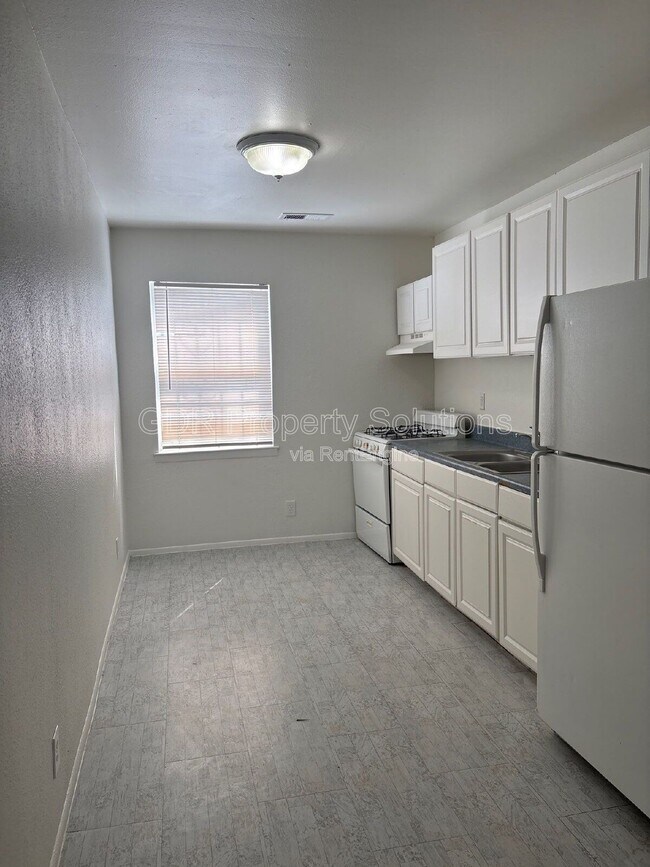 Building Photo - 408 Princeton Dr SE