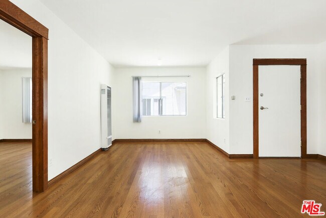 Building Photo - 1730 N Kenmore Ave