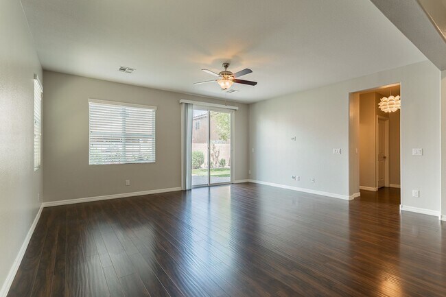 Building Photo - Exquisite 5 bedroom 4 bathroom home with fresh paint and new carpet waiting for you!