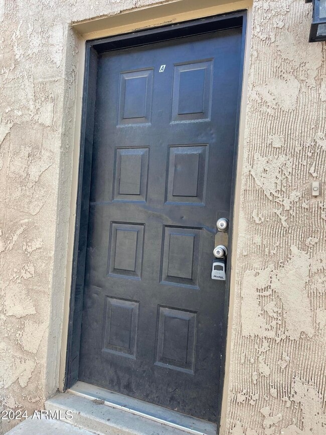 Building Photo - 916 N Pueblo Dr