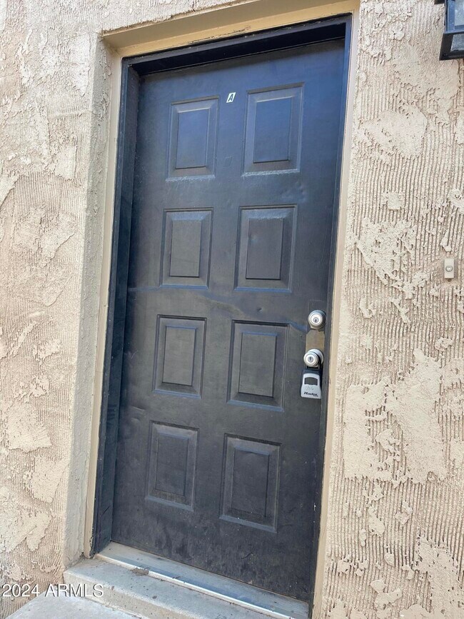 Foto del edificio - 916 N Pueblo Dr