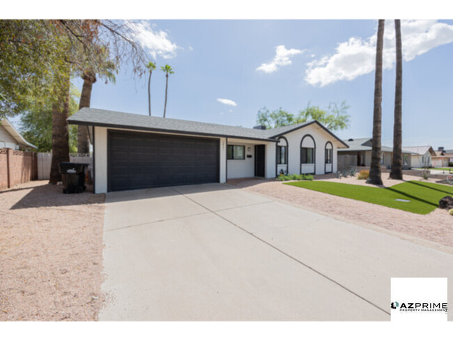 Building Photo - Unveil Your Dream Home in Scottsdale - Ful...