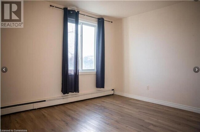 Photo du bâtiment - 250 Highland Rd W