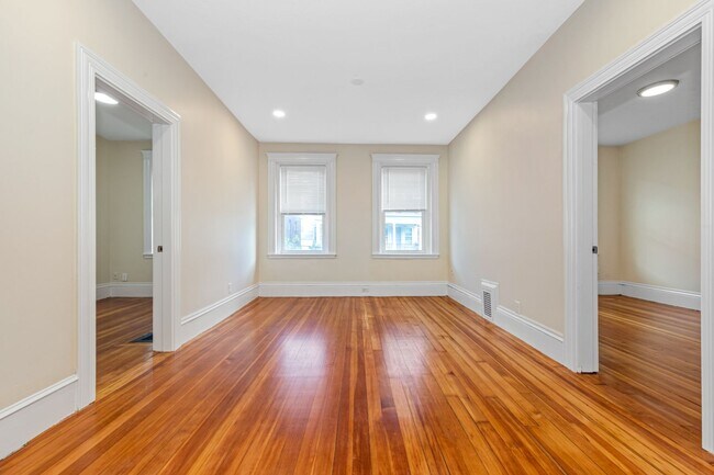 Foto del edificio - Luxurious Oak Sq. 3-Bed/1Ba; Washer/Dryer in Unit
