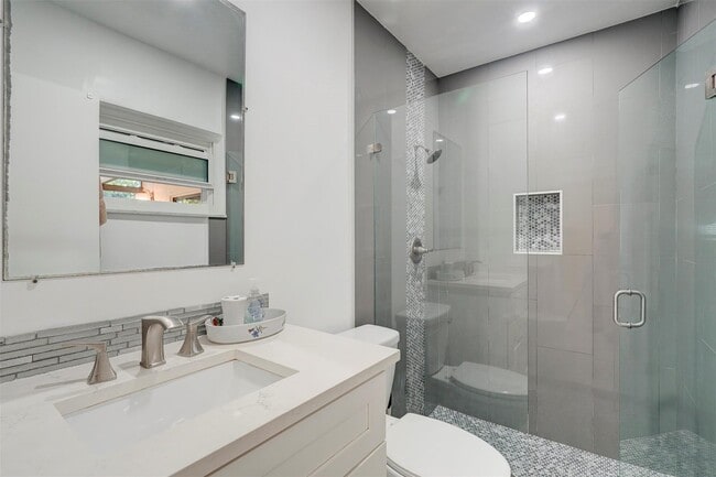 Foto del edificio - 376-376 NW 8th Ct