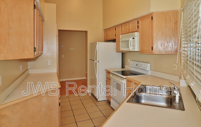 Building Photo - 466 Oldfield Dr