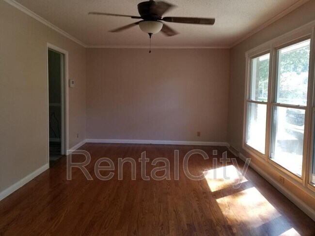 Foto del edificio - 16 Twin Oaks Pl