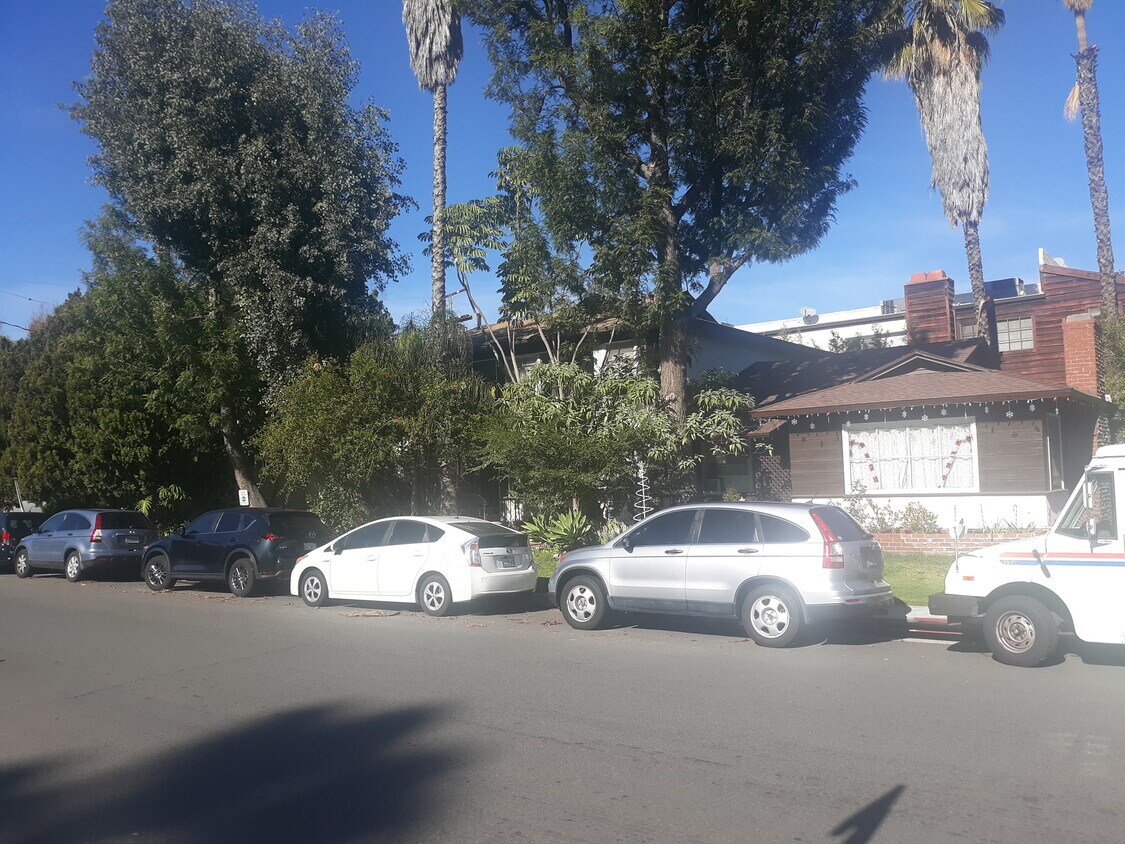 quaint 6-unit under towering trees - 13309 Valleyheart Dr N