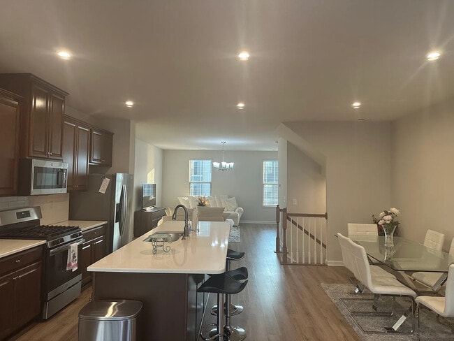 Building Photo - Room in Townhome on Poplar Leaf Way