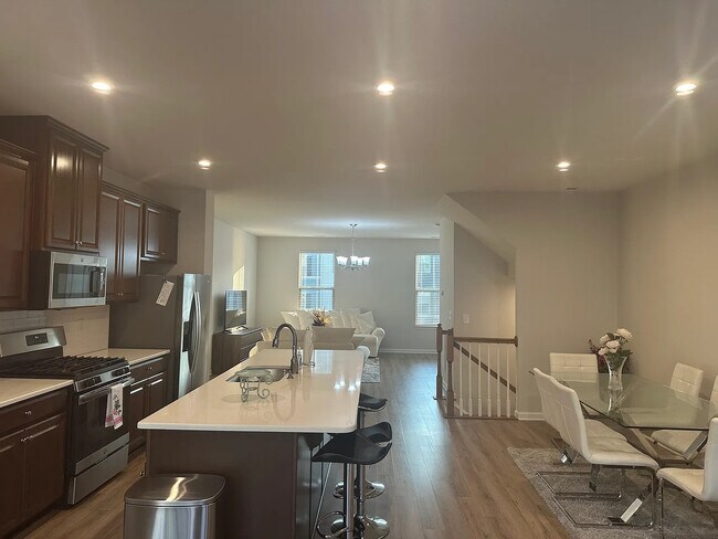 Foto del edificio - Room in Townhome on Poplar Leaf Way