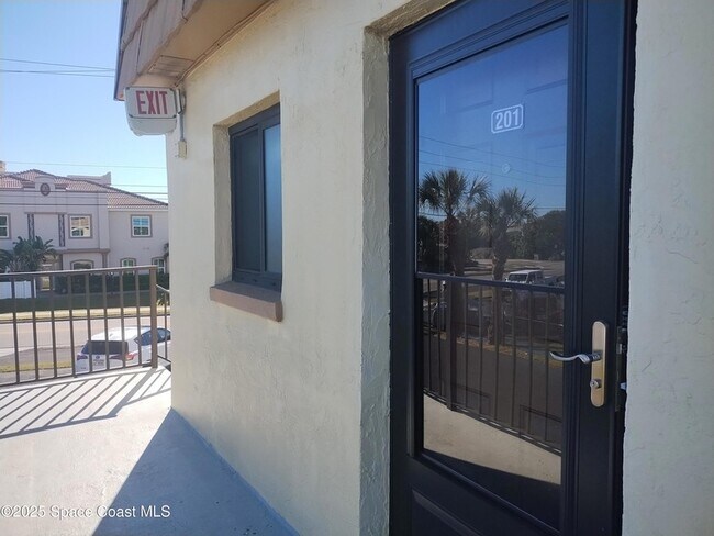 Foto del edificio - 7101 Ridgewood Ave