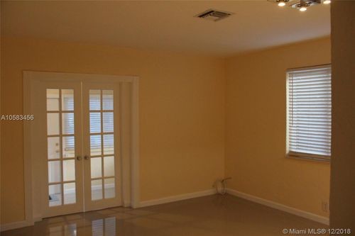 Foto del edificio - 221 NE 4th Ct