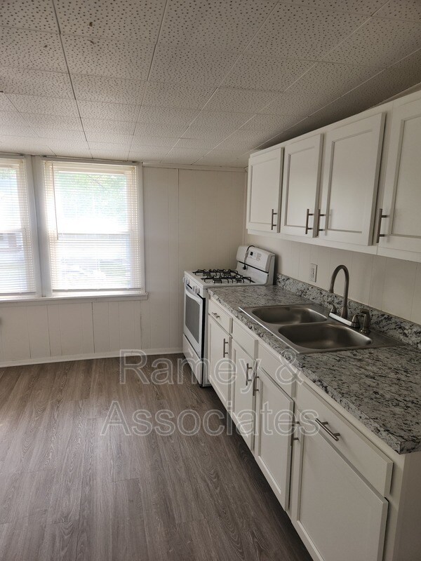 Building Photo - 1122 Larchmont Ave