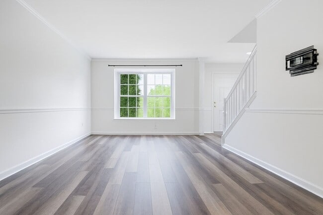 Building Photo - Updated End Unit Townhome In Phoenixville