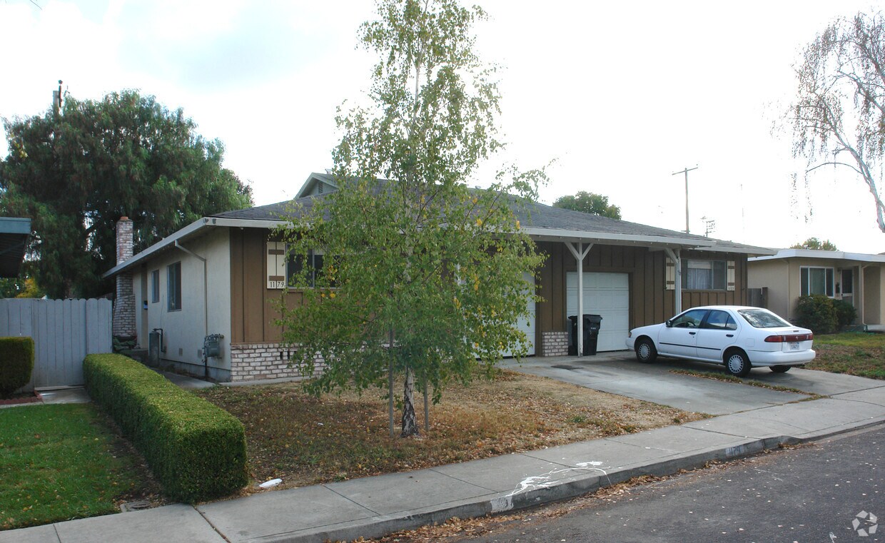Building Photo - 1177-1179 White Dr