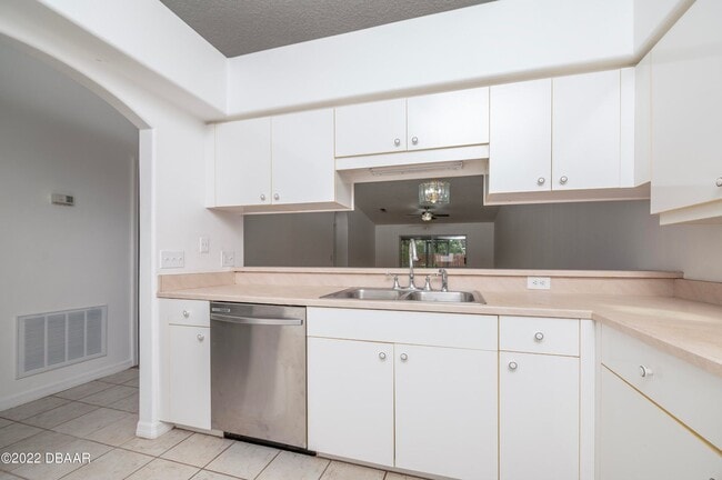 Building Photo - 3 bedrooms Port Orange