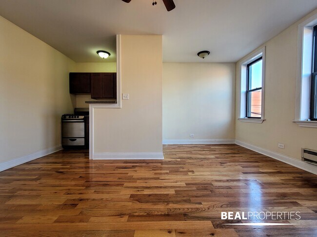 Building Photo - 818 W Diversey Pkwy
